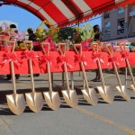 在陽光底下發(fā)出金黃色光輝的金鏟子，每把都身負(fù)重任，將開啟東區(qū)「新業(yè)自由居」美好家園。
