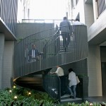 有別於直上設(shè)計的階梯，身形優(yōu)美的旋轉(zhuǎn)梯，帶領(lǐng)人們以不同角度及高度，擁有更廣更多元的視野，嘗試更多欣賞新業(yè)宜家的面向。