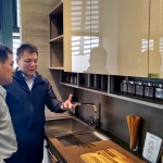 料理興致或靈感一來(lái)，需要精準(zhǔn)拿取調(diào)味罐瓶，佐料區(qū)的收納也需要擺置到位，在最佳時(shí)機(jī)畫龍點(diǎn)睛、神來(lái)一筆。