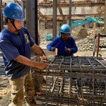 頂著赤日的高溫，職人師傅們用雙手一一的綁紮鋼筋、確實(shí)纏繞完成，培養(yǎng)出天衣無(wú)縫的默契。