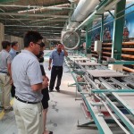 經(jīng)由壓模機(jī)壓製成型，一批批躺平的磁磚，發(fā)現(xiàn)工臺(tái)上夾著一片片的菜瓜布，原來是藉由粗糙的表面，可將磁磚上的石灰粉末一一掃除。