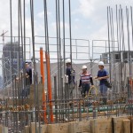 工地師傅穿梭在樓板上，忙著進(jìn)行頂版灌漿的前置工程，為未來(lái)的住戶守護(hù)穩(wěn)定的居住品質(zhì)。