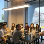 每一位新進(jìn)正聚精會(huì)神地聆聽(tīng)，希望能更透徹了解新業(yè)建築、設(shè)計(jì)、銷(xiāo)售、營(yíng)造、客服、深耕家族，全方位的服務(wù)與落實(shí)。