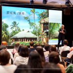 藉由藝術(shù)家的視角，探索各國(guó)的歷史、地理、建築、人文、藝術(shù)，更了解當(dāng)?shù)氐娘L(fēng)俗民情，並挖掘到獨(dú)特的面相。