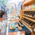 舒壓的天然香氛，擺放各式各樣的產(chǎn)品，小妹妹也沉浸在這淡雅的香氣中。