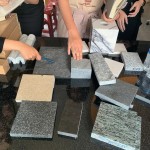 石材的性格攸關(guān)空間的品味與安全性，除了以肉眼判斷，也需要親自以膚觸判斷，諳其硬度、紋路、隔音及防水性，適合在哪一片牆、哪一處場(chǎng)域。