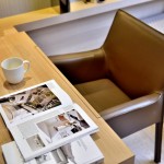 拉開木紋皮質(zhì)座椅，在充滿療癒感的空間內(nèi)，穿梭在字裡行間的同時爬梳自己的思緒，讓心靈重新得到富足。