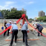 新業(yè)建設(shè) 穆椿松名譽(yù)董事長(zhǎng)(右一)帶領(lǐng)新業(yè)團(tuán)隊(duì)以金鏟鏟起沙堆，象徵工程進(jìn)度順利，動(dòng)土開工大吉大利！