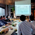 新業(yè)團隊在會議中，提出各自的專業(yè)見解、討論出「美學兼具實用」的餐廚空間，同時想像著未來住戶在餐桌上談笑風生、笑容可掬的溫馨畫面。