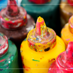 在聖誕節(jié)前夕，摸索多彩的顏料，塗鴉屬於你的節(jié)日創(chuàng)作，揮筆舒心的療癒時光。