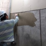 除了事先調(diào)和抿石子，先於泥作打底面上抹上一層黏著劑，使抿石子與牆面緊密貼合。