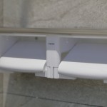 捲筒式衛(wèi)生紙架上方結(jié)合平臺(tái)設(shè)計(jì)，也能作為暫時(shí)置物的小空間，使用上多了選擇性與便利性。