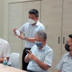 新業(yè)建設(shè)榮譽(yù)董事長穆椿松先生（右二）與設(shè)計(jì)部、行銷部團(tuán)隊(duì)至『麗舍衛(wèi)浴』實(shí)地選材，滿足住戶對(duì)衛(wèi)浴生活美學(xué)的想像。