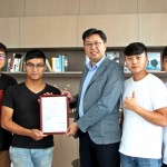 朝陽科技大學(xué)畢業(yè)生致贈感謝狀，感謝新業(yè)歷年對於畢業(yè)展的回饋與贊助。