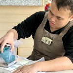 羊毛皂「氈縮」的過程，能讓覆蓋在皂體上的羊毛更加緊實、貼合，使人在使用時，絲絲羊毛不易脫落。手工製作的挑戰(zhàn)是，剛開始氈縮的羊毛較鬆軟，若過度施壓容易使皂體變形，相當考驗技巧。