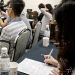 住戶全神貫注、認(rèn)真聆聽說明，記錄下每一個需要注意的細(xì)節(jié)，期望讓格局、動線與擺設(shè)更貼近理想生活，共同期盼著未來的家。