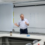 新業(yè)建設(shè)名譽(yù)董事長－穆椿松先生（圖中），親身帶領(lǐng)新進(jìn)員工，以「主動(dòng)、積極、樂觀」的態(tài)度去面對(duì)難題，鼓勵(lì)新進(jìn)培養(yǎng)應(yīng)有的工作能力，並分享公司的經(jīng)營方針與社會(huì)責(zé)任。