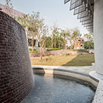 曲柱與鏡面?zhèn)€別貼合，引入自然光與水瀑磚景