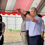 新業(yè)建設(shè)-名譽(yù)董事長(zhǎng) 穆椿松(中)為首，帶領(lǐng)團(tuán)隊(duì)誠(chéng)心祈神，保佑施工過程的順?biāo)炱桨玻旎樌蠹?！打造臺(tái)中北屯極致「非凡品」。