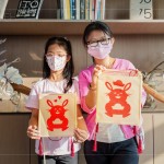 隨著年味越來(lái)越濃，告訴孩子們這就是我們的年！秀出一起創(chuàng)作的作品，共同期待
新年的到來(lái)。