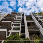 以樹(shù)島為概念，依循臺(tái)中的微氣候、季風(fēng)、日照條件，款待適合的樹(shù)種回家，
輕盈綠意走入生活，讓建築不再是冰冷的水泥叢林，更為家中留下一方世外小
桃源。