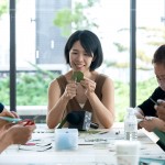 陽(yáng)光明媚的周六下午，剪紙藝術(shù)家—楊雅婷Wuba Yang (圖中)，與住戶們一同度過(guò)一場(chǎng)綠藝喃喃的剪紙時(shí)光。