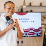 溫暖舒適的周六午後，邀請到御鼎興第三代製醬人—謝宜哲，與住戶分享著「全世界唯一的」手工黑豆醬油—在Taiwan。