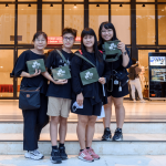 等待進(jìn)場(chǎng)的時(shí)間裡，與家人好友抓緊機(jī)會(huì)，留下美麗難忘的合影。