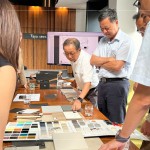 除了材質(zhì)優(yōu)劣的判斷，更需要統(tǒng)整整體美感與機(jī)能性，在團(tuán)隊(duì)熱絡(luò)的討論下，規(guī)劃出最適合住戶且匹配的物件。（圖中為卓勝隆董事長、圖右為簡福榮總經(jīng)理）