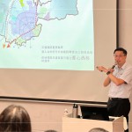 新業(yè)建設(shè) 蕭智夫 建築師，至東海大學(xué)建築營(yíng)隊(duì)與學(xué)子們分享，在房地產(chǎn)業(yè)中建設(shè)公司與建築事務(wù)所的角色，藉由淺談分享，讓孩子們初步了解並認(rèn)識(shí)房地產(chǎn)業(yè)。