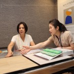 木地板的材質(zhì)及顏色，除了考慮美觀外，還有實(shí)用性和耐用性，針對(duì)不同的需求由客服人員分享與引導(dǎo)，為住戶(hù)們找到最合適的材料。