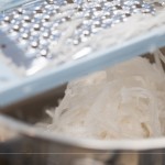 絲絲晶瑩剔透的蘿蔔絲，嚴(yán)選產(chǎn)季蘿蔔，甘甜爽口，富有豐富的營養(yǎng)纖維，刨絲器孔洞大小也很講究，太細則會吃不到蘿蔔的口感。