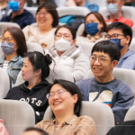 講師善於掌握現(xiàn)場(chǎng)節(jié)奏，用輕鬆的方式拆解人生難題，自帶幽默感且金句不斷，讓現(xiàn)場(chǎng)氣氛生動(dòng)又有趣。