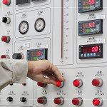 風(fēng)雨性能測試遵循嚴(yán)謹(jǐn)流程，從氣密性→水密性→抗風(fēng)壓性，將可能破壞窗框結(jié)構(gòu)的測試步驟，放置於最後進(jìn)行，避免影響其他測試結(jié)果。