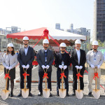 新業(yè)建設(shè) 穆椿松 創(chuàng)辦人(左四)、卓勝隆 董事長(右四) 偕同新業(yè)職人團(tuán)隊(duì)，於3/21吉日一同為【新業(yè)V＆A】揭開序幕。