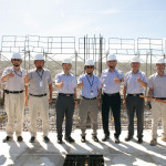 新業(yè)建設(shè)創(chuàng)辦人穆椿松先生(右四)偕同 卓勝隆董事長(右五)、簡福榮總經(jīng)理（右三）、邱正光副總經(jīng)理（左四）及新業(yè)建築職人團(tuán)隊(duì)，一同參與【微丘森鄰】上樑祈福儀式。