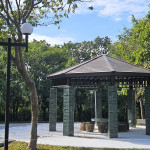 明秀公園中央的八角亭，風(fēng)格配合亭裡的石頭座椅，選用西班牙進(jìn)口祖母綠磁磚，藉由加重柱子的顏色，讓整體看起來(lái)更穩(wěn)重。