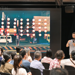 靜靜感受每張照片帶來的悸動(dòng)，在講師差差的細(xì)膩說書下，時(shí)而歡笑、時(shí)而感動(dòng)。