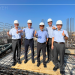 位於臺中東區(qū)【築森鄰】順利迎來上樑典禮，新業(yè)建設(shè)名譽董事長穆椿松先生（圖左二）、卓勝隆董事長（圖右三）、簡福榮總經(jīng)理（圖左一）、邱正光副總經(jīng)理（圖右一）一同蒞臨現(xiàn)場，祝福工程平安順利地完工。