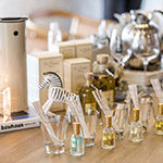 試香紙與小巧的精油一字排開，耐人尋味。