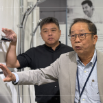 形形色色的衛(wèi)浴設備，惟有透過各部門主管謹慎周全的來回溝通，找尋出最合適的選材。（圖右為新業(yè)建設卓勝隆董事長）