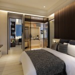 以透明層板取代厚重的拉門，讓更衣室的格局一併收納進主臥室裡，另一側(cè)綠意是大自然的伸展臺，隨著季節(jié)呈現(xiàn)出不一樣的景致。從視野上，呈獻給主人更寬闊的禮遇！