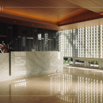 公設空間以「光盒子」為概念設計，利用數個玻璃磚貫穿整個空間，使光影隨著日光恣意變化。