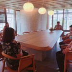 閱讀室裡，以活動(dòng)式椅面取代傳統(tǒng)坐椅的僵硬感，為每一次的乘坐，加入靈活性與活潑度，輕微的晃動(dòng)讓人聯(lián)想到在樹下盪鞦韆的時(shí)光。