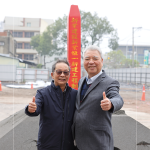 新業(yè)建設(shè)-創(chuàng)辦人 穆椿松(右)與董事長 卓勝隆(左)，一同出席典禮，保佑往後施工過程平安，奠基順利！
