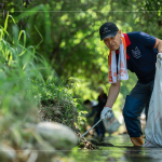 第一次走訪南勢(shì)溪，綠意盎然的景致彷彿進(jìn)入世外桃源，在溪流旁踩著石礫，撿拾這些被塵封已久，不可分解的塑料製品。