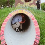 想進(jìn)入碉堡探險，涵洞是唯一入口，總能喚起大人的童心，想跟著進(jìn)入高達(dá)二層樓的精靈碉堡一探究竟。