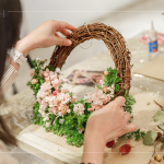 浪漫優(yōu)雅的粉色花色，其中以粉色繡球、迷你玫瑰最為不同，每款花材散發(fā)著淡雅的香氣，乾燥花作為花材，更可長(zhǎng)期保存。