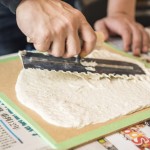 健康建材也可以很藝術！趁凝固前，將黏糊的珪藻塗料推開、抹平，並押上紋路，對新業(yè)家族來說是相當新鮮的體驗！