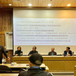 邀請臺灣建築典範的建築師、產(chǎn)業(yè)領袖，共同展開一場「從設計到產(chǎn)業(yè)、從開發(fā)到生活」的跨界對話，將捷集團-林莉婷執(zhí)行長(左一)、半畝塘-江文淵建築師(左二)、新業(yè)建設-穆椿松建築師&創(chuàng)辦人(中)、開務建築-龔瑞琦建築師(右二)、元根建築工房-吳武易建築師(右一)。